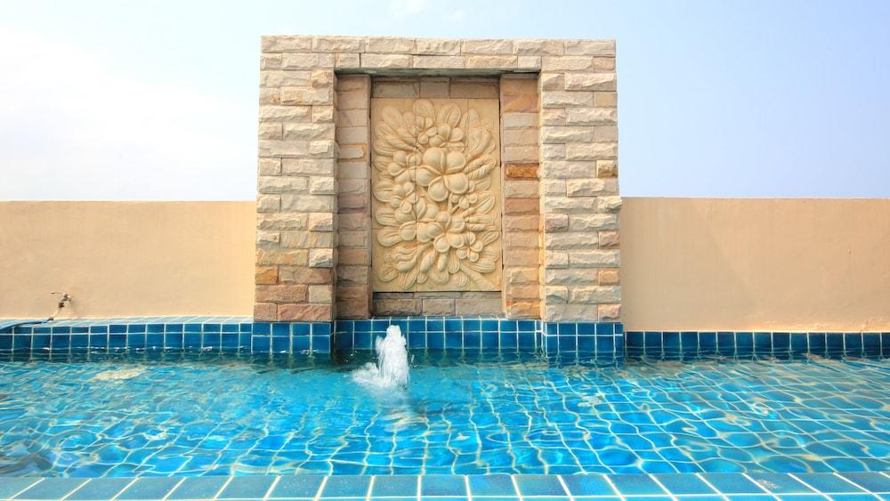 Aiyara Palace Патая Екстериор снимка A wall fountain